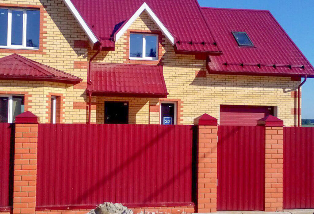 Отличия профнастила для крыши и для забора, выбор и применение