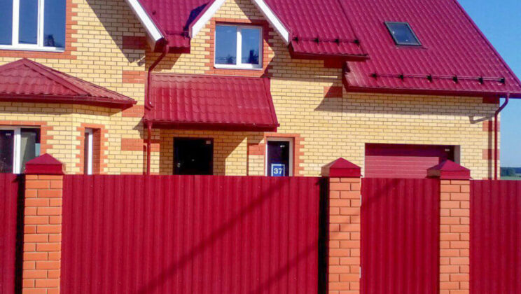 Отличия профнастила для крыши и для забора, выбор и применение